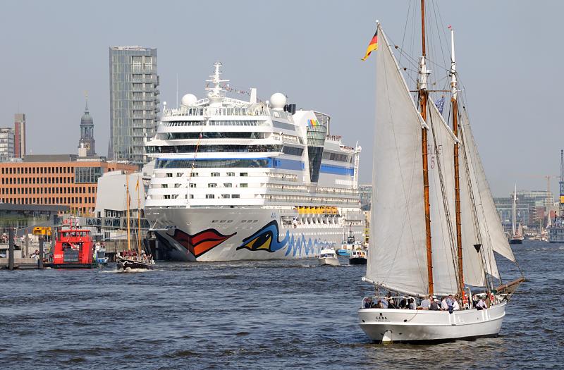 4100_3137 Segelschiff auf der Elbe vor dem Kreuzfahrtterminal Altona. | Hafengeburtstag Hamburg - groesstes Hafenfest der Welt